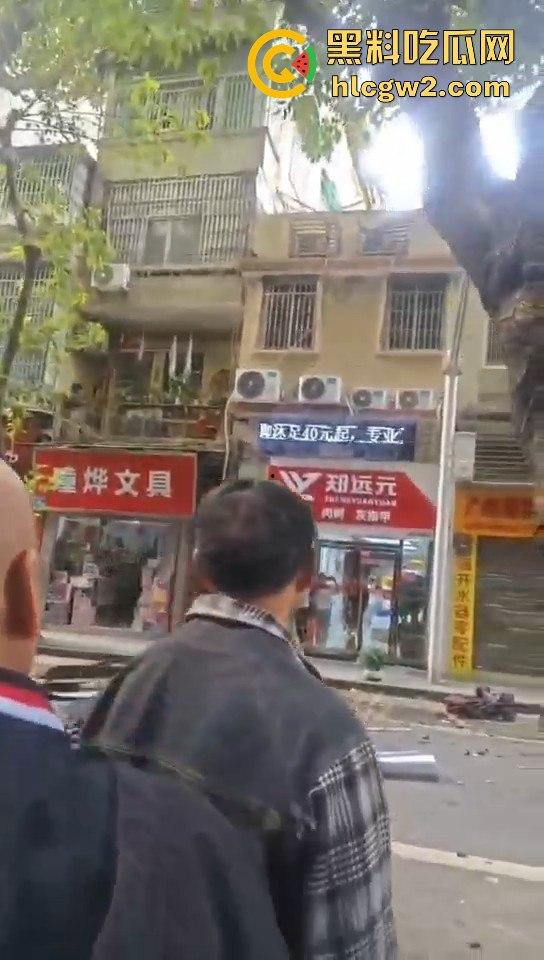 广州海珠区持刀男子与警察对峙,结果寡不敌众被撂倒,这街头硬汉就这?-4