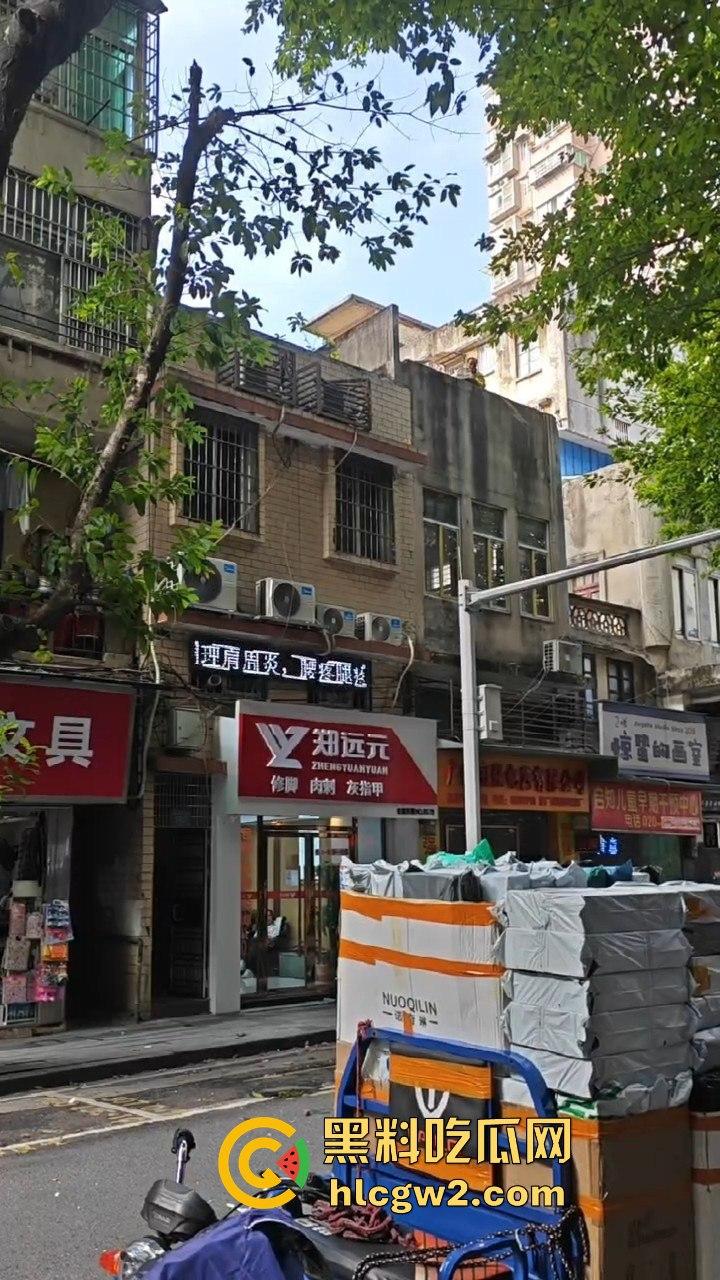 广州海珠区持刀男子与警察对峙,结果寡不敌众被撂倒,这街头硬汉就这?-9