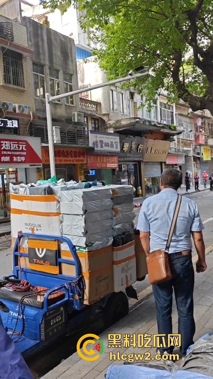 广州海珠区持刀男子与警察对峙,结果寡不敌众被撂倒,这街头硬汉就这?-10