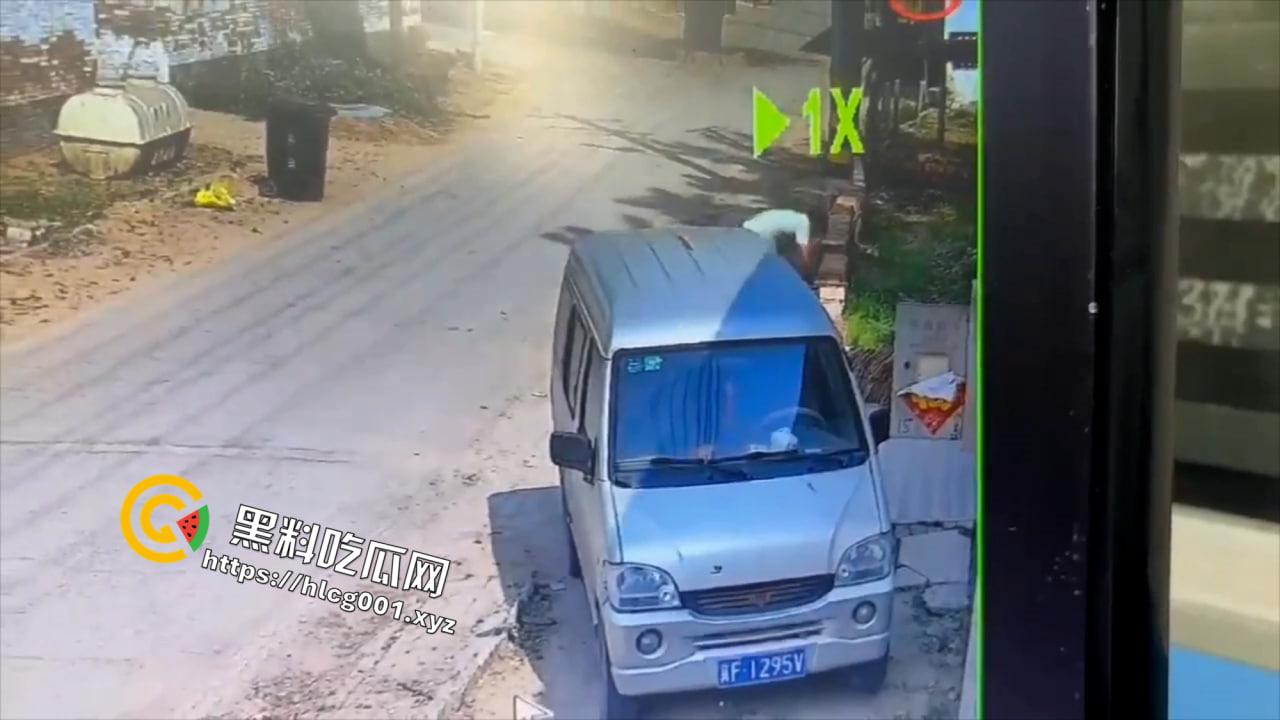 山东聊城市冠县六旬男子当街伤害9岁男童 拿起头来在墙上砸的血肉模糊 现场无码视频流出-2