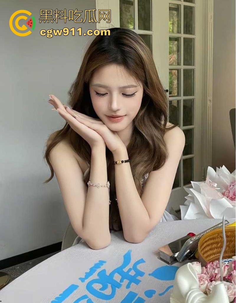 极品性感女神【李玮嘉】被金主带到酒店玩3P乱交,玩前后夹击轮操双洞,含着肉棒挨操疯狂淫叫!-2