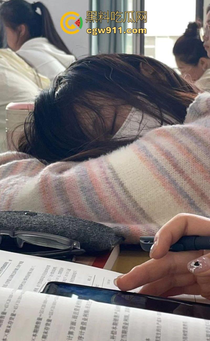 广西工商职业学院反差女大学生【林晓英】约炮调教视频曝光,女上位猛骑爽到叫爸爸,嫩穴紧裹棒身啪啪撞击!-6