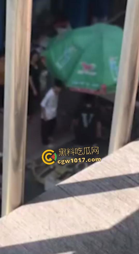 恋母儿子抓包母亲出轨老男人,脱衣服露排骨要单挑,情人无动于衷,老母还护奸夫,死去的老公看到会怎么想!-6