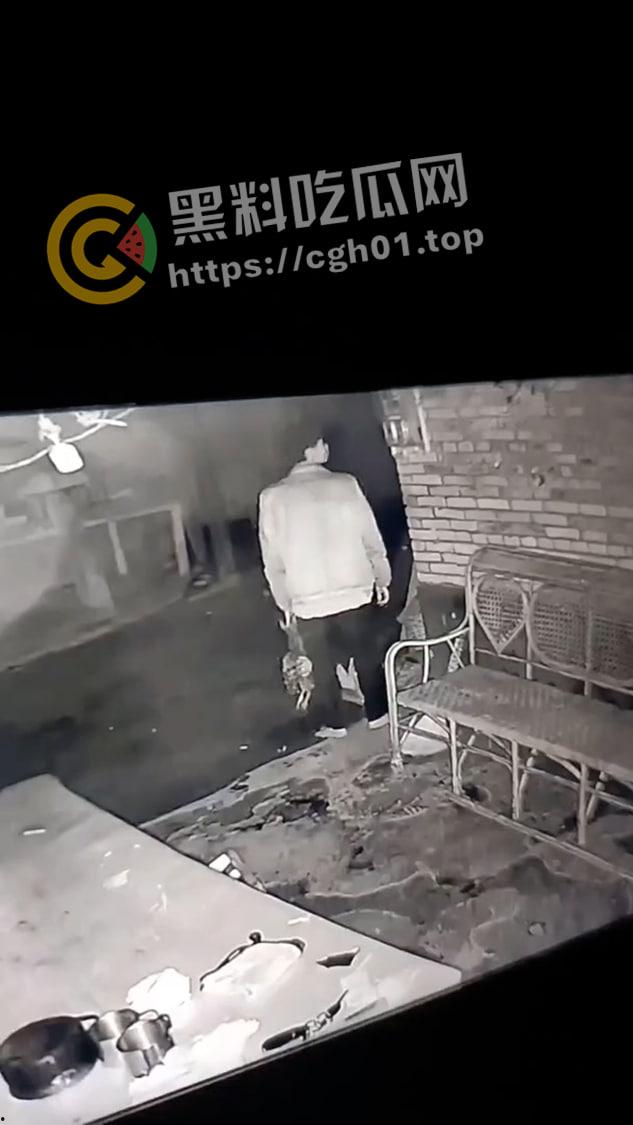 男子半夜杀鸡喝血 两眼放光疯狂抽搐 村寨内老人传言恶鬼上身 现场监控画面流出 让人后背发毛-6