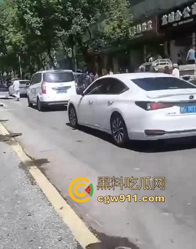 湖南张家界永定街道龙城街惊现恐怖车祸,现场撞死一男一女,现场极其惨烈,小心驾驶,珍惜生命!-2