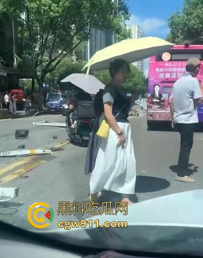 湖南张家界永定街道龙城街惊现恐怖车祸,现场撞死一男一女,现场极其惨烈,小心驾驶,珍惜生命!-3