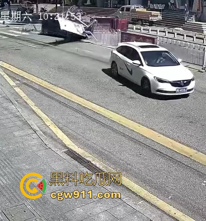 湖南张家界永定街道龙城街惊现恐怖车祸,现场撞死一男一女,现场极其惨烈,小心驾驶,珍惜生命!-4