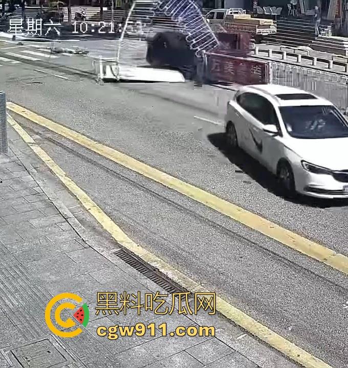 湖南张家界永定街道龙城街惊现恐怖车祸,现场撞死一男一女,现场极其惨烈,小心驾驶,珍惜生命!-5