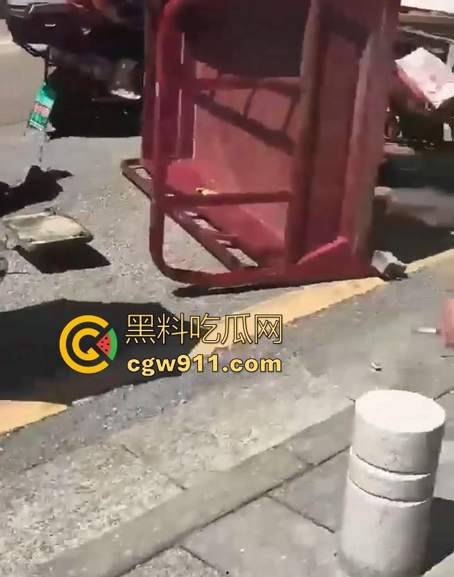 湖南张家界永定街道龙城街惊现恐怖车祸,现场撞死一男一女,现场极其惨烈,小心驾驶,珍惜生命!-6