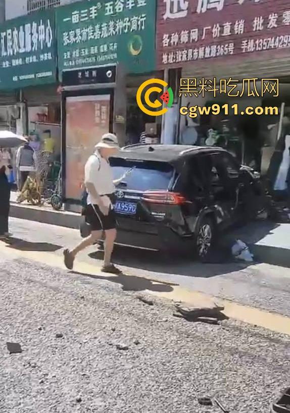 湖南张家界永定街道龙城街惊现恐怖车祸,现场撞死一男一女,现场极其惨烈,小心驾驶,珍惜生命!-7