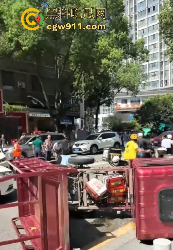 湖南张家界永定街道龙城街惊现恐怖车祸,现场撞死一男一女,现场极其惨烈,小心驾驶,珍惜生命!-8