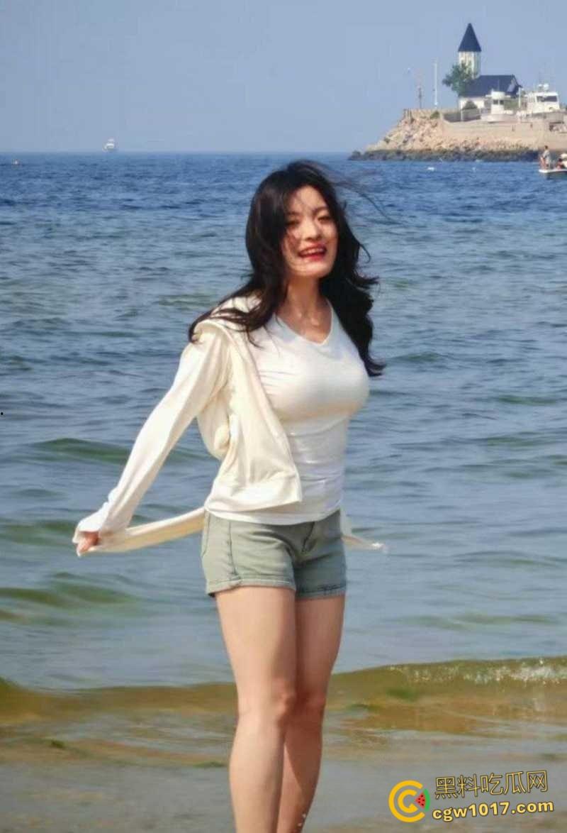 青岛巨乳良妻【许清栀】,圣诞制服装扮情趣猫耳,与情夫偷情约炮,吊带美乳女上骑乘,自拍露脸骚态尽显!-2