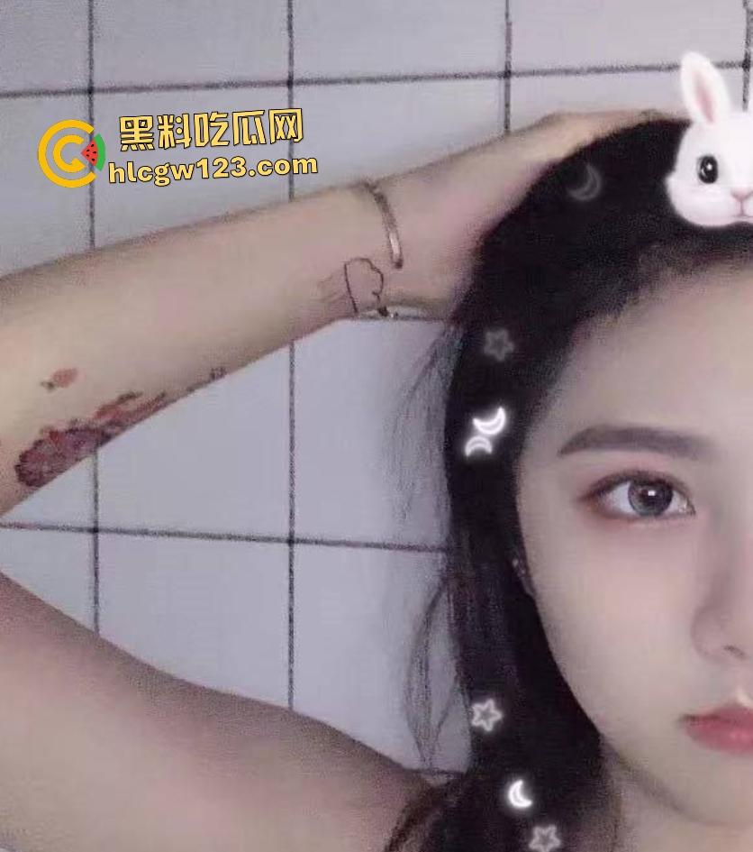 湖北师大【刘晴】大一骚女为奶茶免费骑乘,老板鸡巴太挺插不进去,只能用力掰!-1