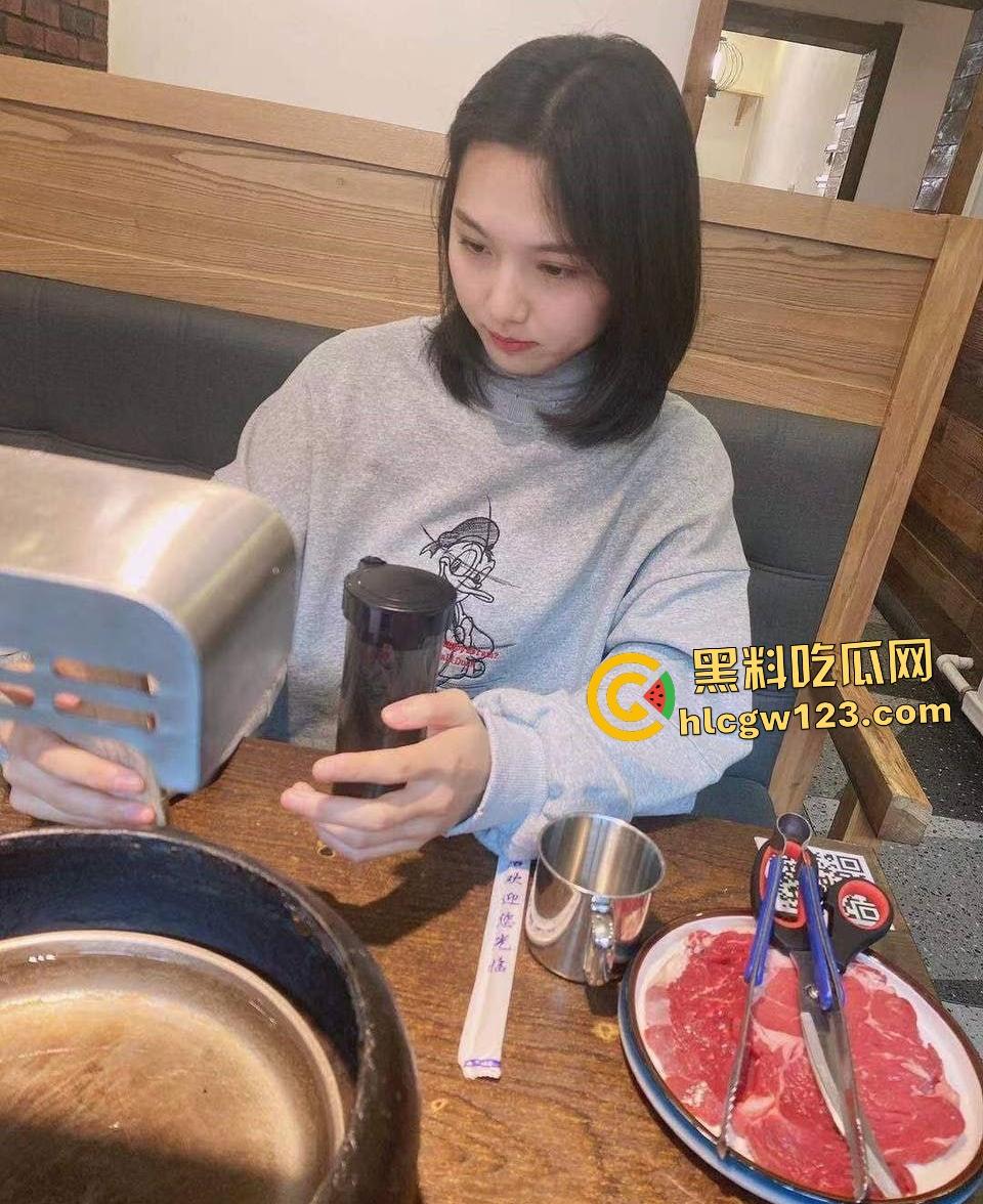 湖北师大【刘晴】大一骚女为奶茶免费骑乘,老板鸡巴太挺插不进去,只能用力掰!-2