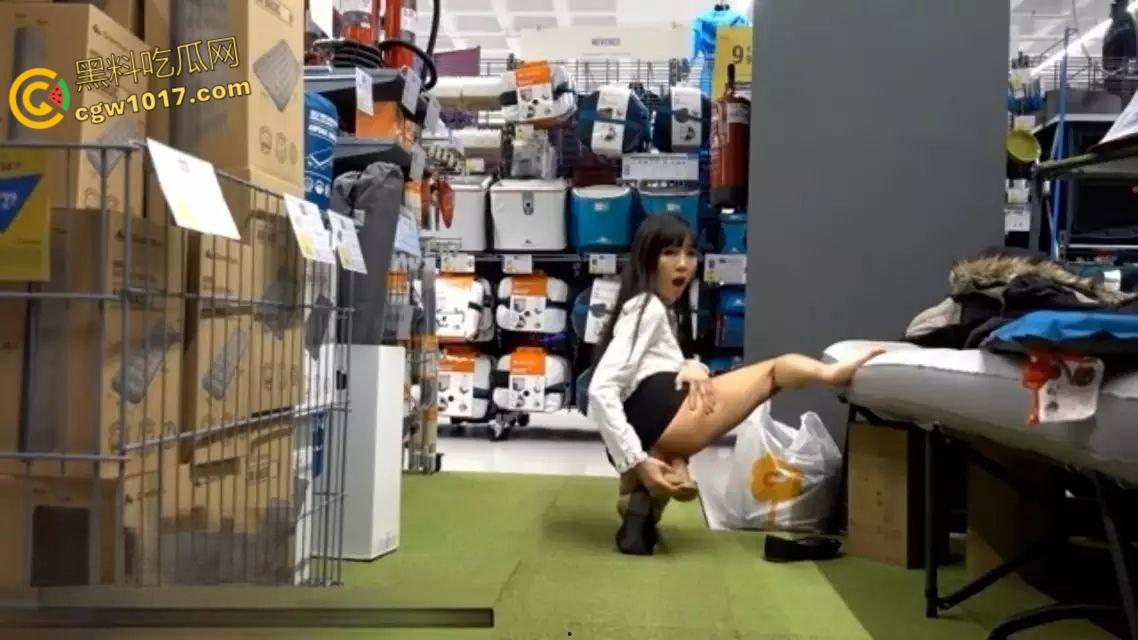 迪卡侬超市潮喷门事件曝光,骚浪女子在超市内狂野自慰,在随时有人来的刺激氛围下玩的就是心跳加速!-5