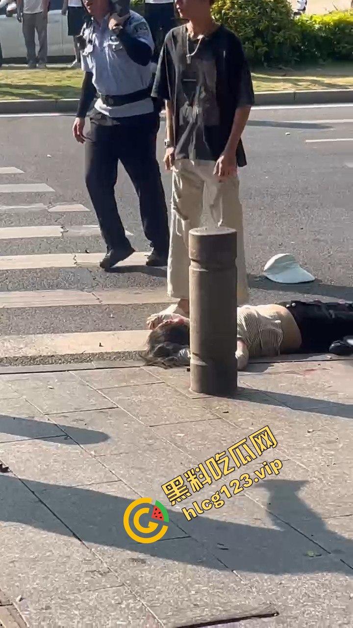 广州海珠区车祸惨烈，外卖小哥血溅当场，车子翻得都认不出来！-1