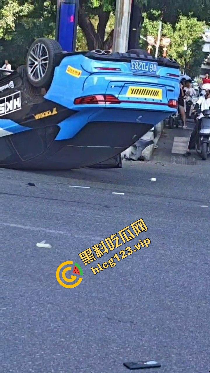 广州海珠区车祸惨烈，外卖小哥血溅当场，车子翻得都认不出来！-2