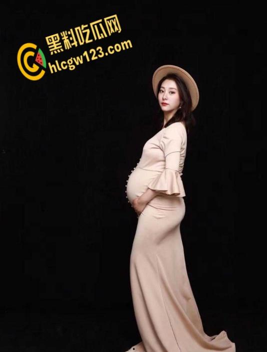 寂寞孕妇借抖音公开卖淫,这奶子都快能挤出奶了,这么大的肚子也不怕把孩子顶坏了?-1