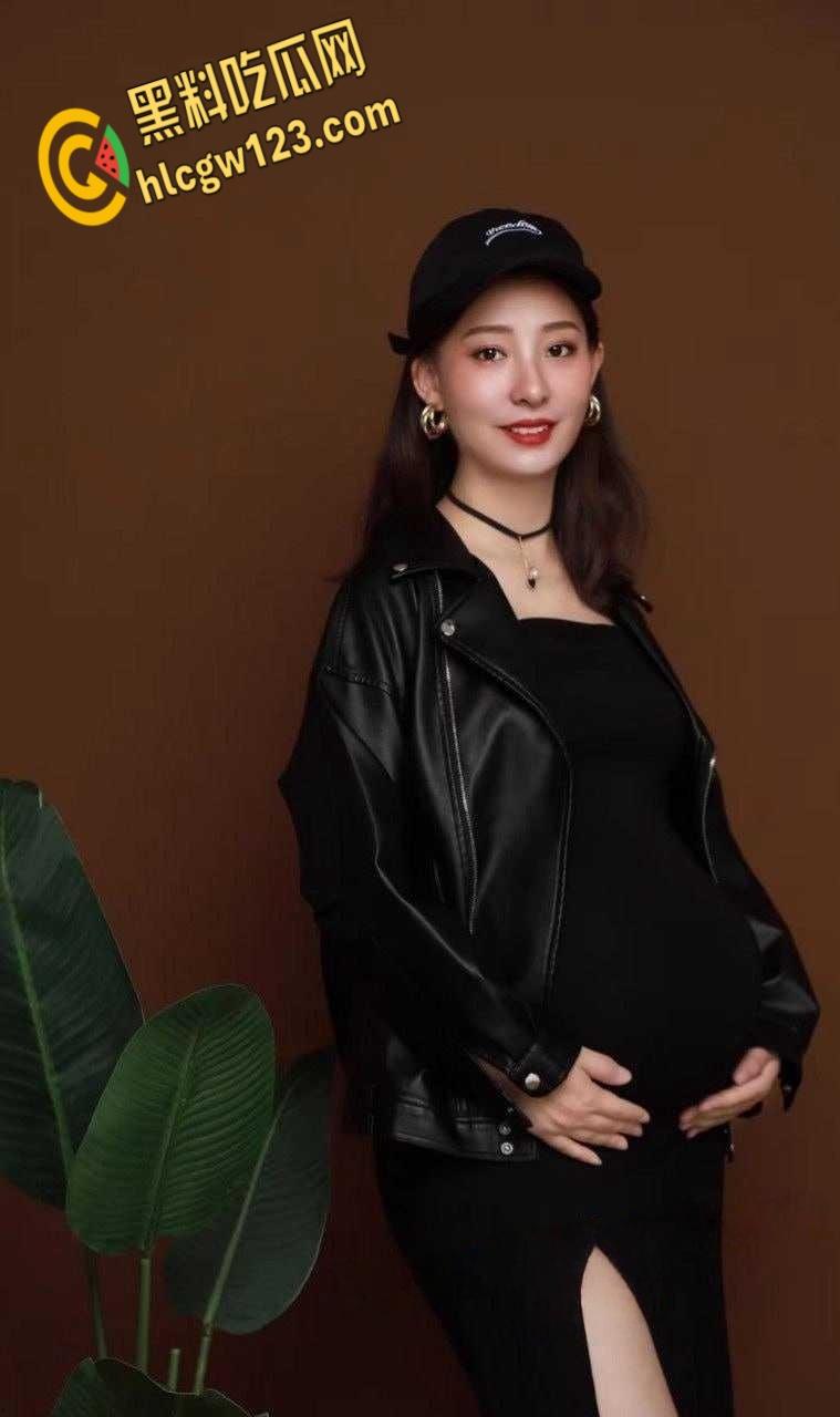 寂寞孕妇借抖音公开卖淫,这奶子都快能挤出奶了,这么大的肚子也不怕把孩子顶坏了?-2