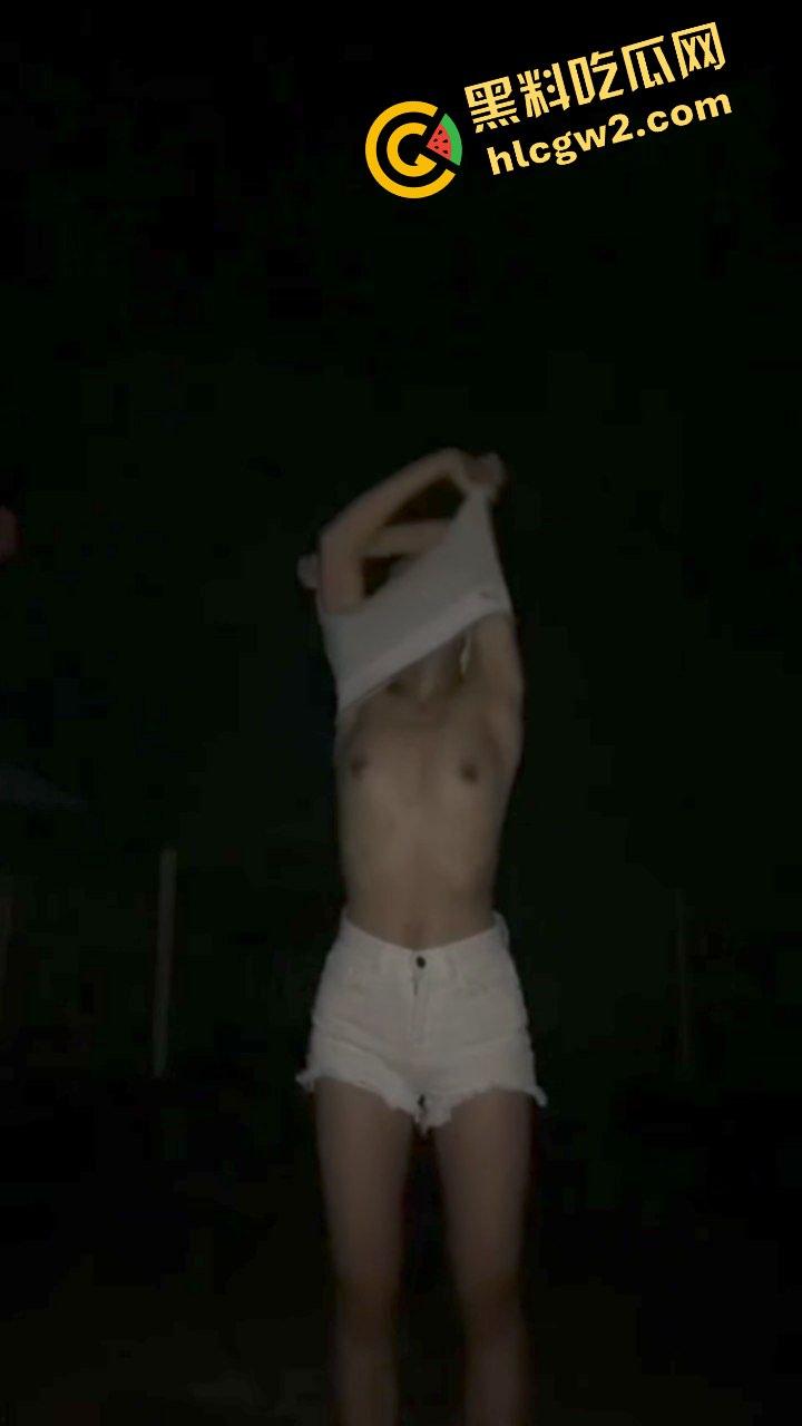 桂林农村寡妇骚鸡『张丹媛』没男人在家发骚 露出尿裤子爬行!独家流出!-5