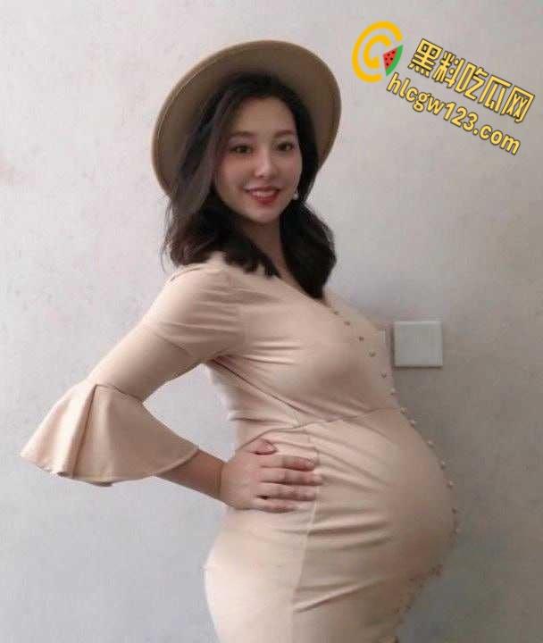 寂寞孕妇借抖音公开卖淫,这奶子都快能挤出奶了,这么大的肚子也不怕把孩子顶坏了?-3