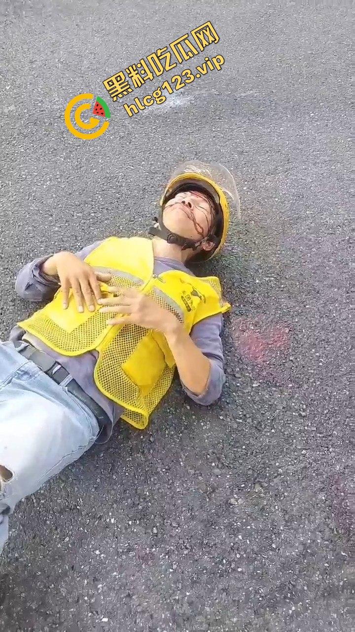 广州海珠区车祸惨烈，外卖小哥血溅当场，车子翻得都认不出来！-4