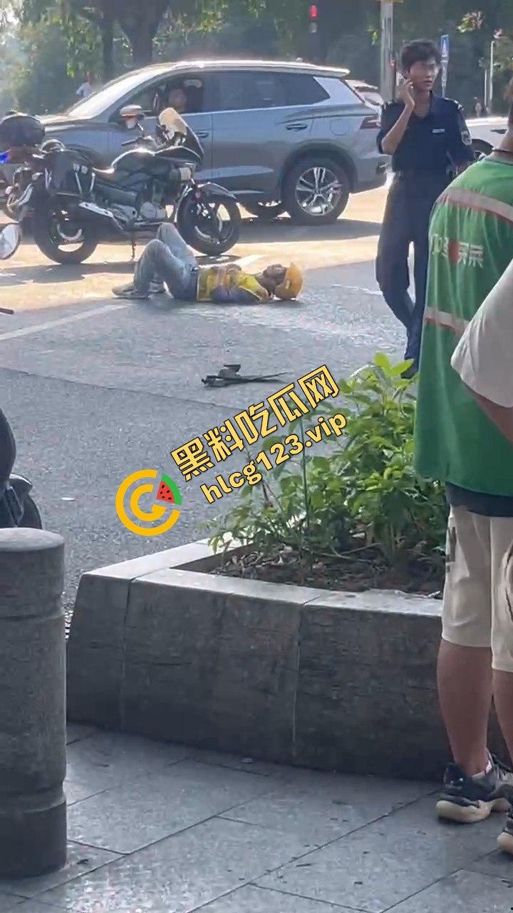 广州海珠区车祸惨烈，外卖小哥血溅当场，车子翻得都认不出来！-11