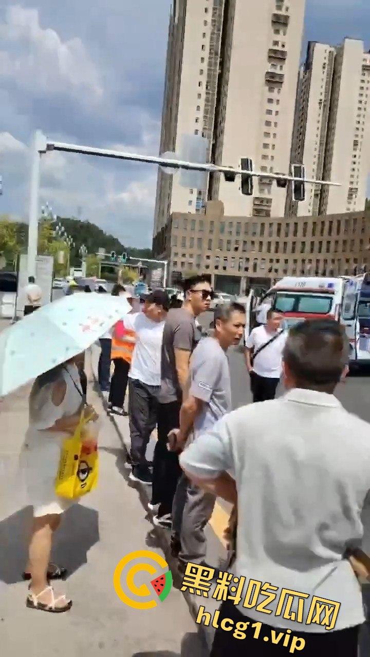 达州车祸五连撞酿惨剧，坦克300被撞翻，电动车司机惨遭碾压-3