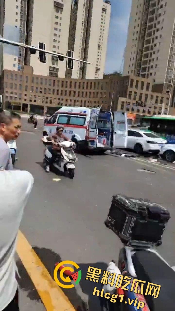 达州车祸五连撞酿惨剧，坦克300被撞翻，电动车司机惨遭碾压-7