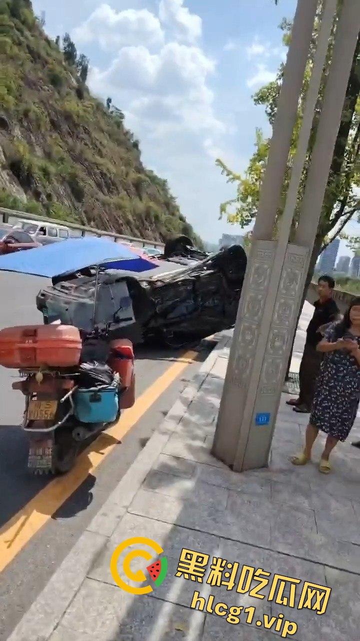 达州车祸五连撞酿惨剧，坦克300被撞翻，电动车司机惨遭碾压-9