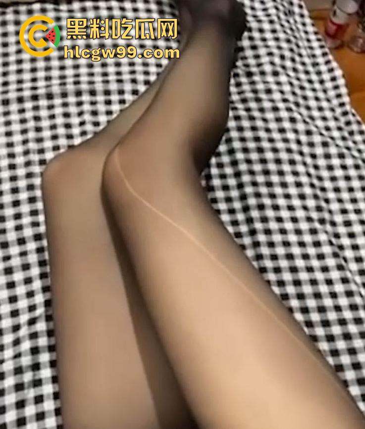 抖音巨乳反差婊【浠雨同学】私拍视频泄露,饱满酥胸性感迷人,道具自慰娇喘动人!-5