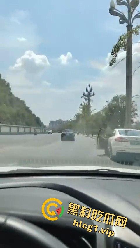 达州车祸五连撞酿惨剧，坦克300被撞翻，电动车司机惨遭碾压-11