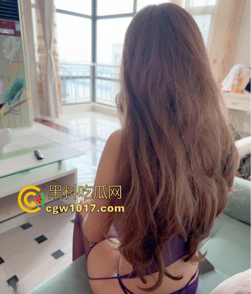 顶级肥臀尤物，紫色吊带丝袜姐姐的性感诱惑！沙发上无套猛插，女上骑乘狂摇，精液喷溅狂泄！-1