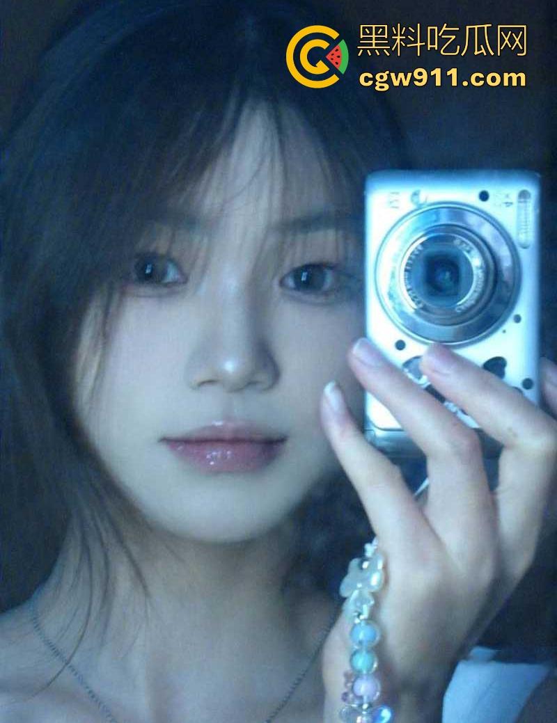 渣男曝光湖南前女友【刘美嘉】全裸揉奶露穴淫片,粉嫩奶头硬邦邦,聊天记录极其淫荡,小情侣玩的真骚啊!-4