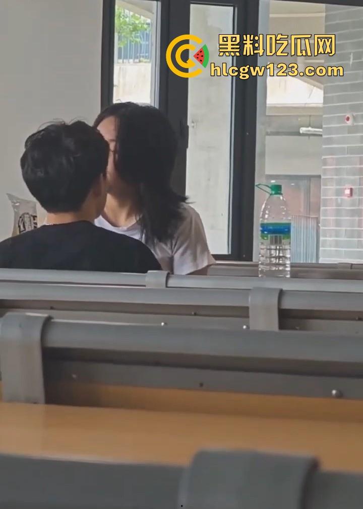 校园课堂情侣公然做爱 女友无视周围同学眼光主动上位骑乘 事后竟然一脸满足 这是真饥渴了啊！-6