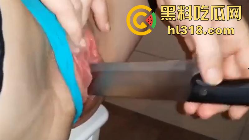 顶级烂逼母狗，水果刀插烂鲍鱼，倒立被爸爸暴力拳交，再把着翘臀后入啪啪，如此身材母狗谁能不爱！-1