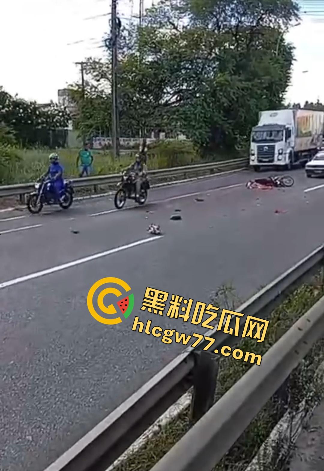 巴西若昂佩索阿摩托车手脸撕裂头断身碎!血腥车祸脸直接撕裂开,路人还想上去捡肾脏!-1