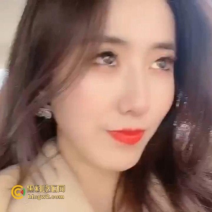 邂逅广西披萨店巨乳正妹【赵雪菲】！大到爆炸的罩杯 这样的身材还卖披萨？不如直接吃了她这个小夹子！-3