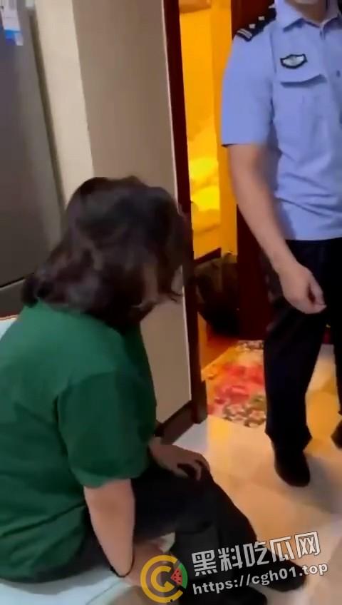 春晚都没你精彩！老男人出轨侄媳妇被捉奸在床 警察来了都哭笑不得 全程对白比小品都好笑-1