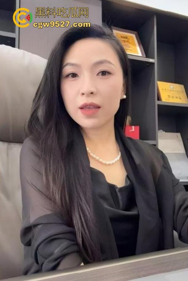 轻暴力虐调风骚婶婶,剪刀剪开性感内裤直接掰唇展示阴道,无套骑乘榨精,浓精喷满旺盛阴毛!-1