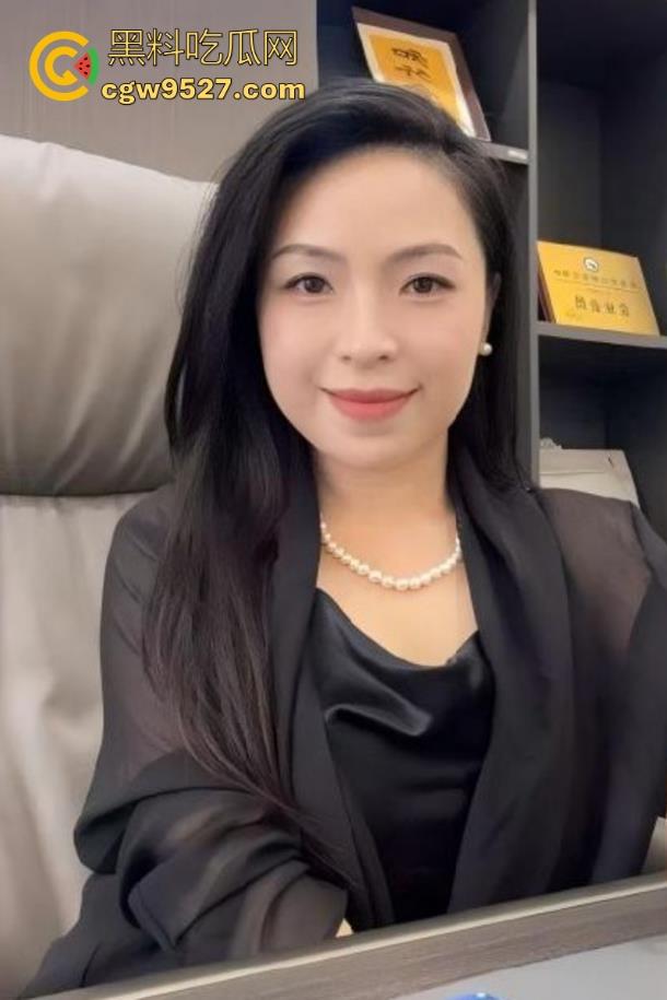 轻暴力虐调风骚婶婶,剪刀剪开性感内裤直接掰唇展示阴道,无套骑乘榨精,浓精喷满旺盛阴毛!-3