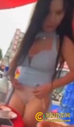 骚娘们打赌输了吃饭时直接撩起裙子把内裤脱下给在座展示她的骚毛毛,真是酒壮熊人胆,旁边男子眼睛都直了!-1