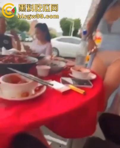 骚娘们打赌输了吃饭时直接撩起裙子把内裤脱下给在座展示她的骚毛毛,真是酒壮熊人胆,旁边男子眼睛都直了!-2