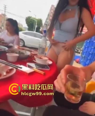 骚娘们打赌输了吃饭时直接撩起裙子把内裤脱下给在座展示她的骚毛毛,真是酒壮熊人胆,旁边男子眼睛都直了!-3