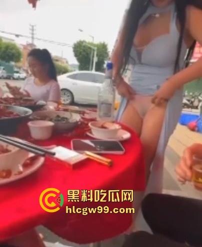 骚娘们打赌输了吃饭时直接撩起裙子把内裤脱下给在座展示她的骚毛毛,真是酒壮熊人胆,旁边男子眼睛都直了!-4