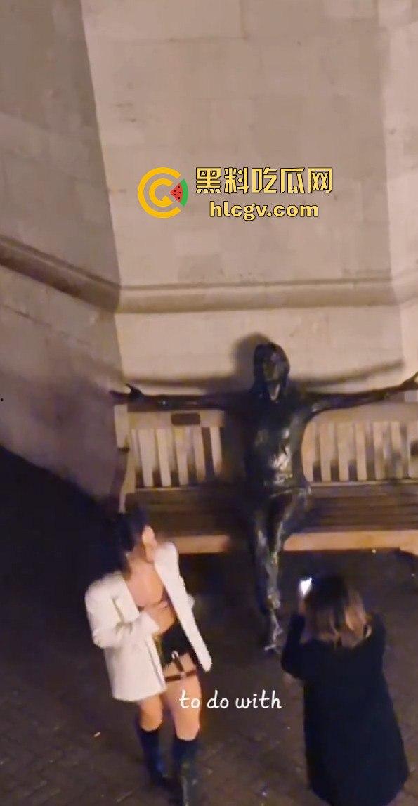 皮卡迪利广场惊现骚鸡骑乘教学!广场列侬雕像前公然骑乘表演,骚比欠被鸡巴草了,雕像也不放过!-6