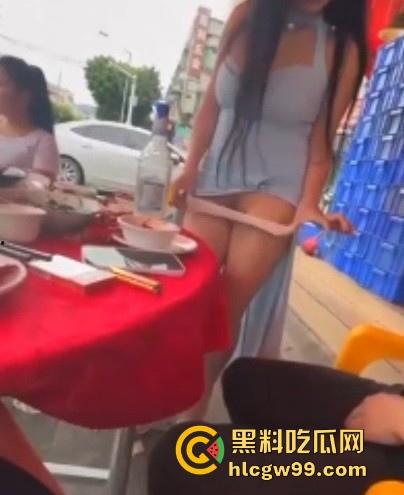 骚娘们打赌输了吃饭时直接撩起裙子把内裤脱下给在座展示她的骚毛毛,真是酒壮熊人胆,旁边男子眼睛都直了!-5