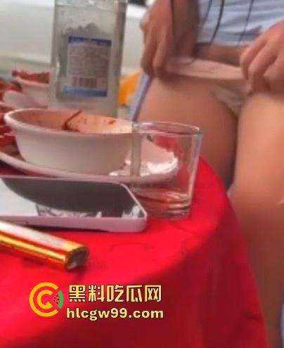 骚娘们打赌输了吃饭时直接撩起裙子把内裤脱下给在座展示她的骚毛毛,真是酒壮熊人胆,旁边男子眼睛都直了!-8