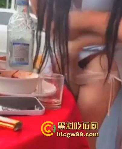 骚娘们打赌输了吃饭时直接撩起裙子把内裤脱下给在座展示她的骚毛毛,真是酒壮熊人胆,旁边男子眼睛都直了!-9