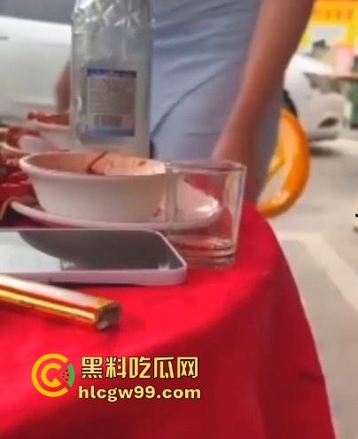 骚娘们打赌输了吃饭时直接撩起裙子把内裤脱下给在座展示她的骚毛毛,真是酒壮熊人胆,旁边男子眼睛都直了!-11